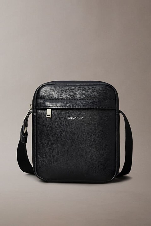 Erkek Dokulu Çapraz Askılı Postacı Çantası - Siyah - Calvin Klein