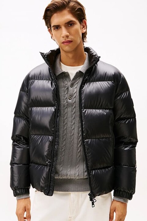 Erkek Parlak Görünümlü Tam Kalıp Dik Yaka Şişme Mont - Siyah 