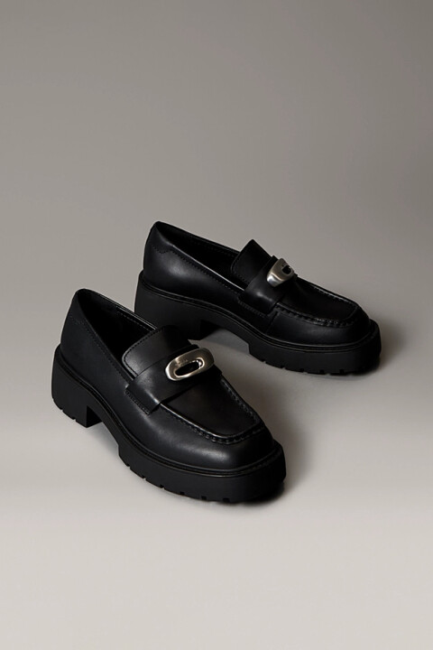 Kadın Chunky Metal Aksesuarlı Kalın Tabanlı Deri Makosen - Siyah - Calvin Klein