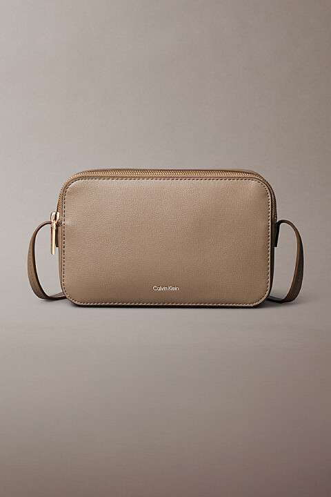 Kadın Foıl Logo Elongated Camera Bag Omuz Çantası - Bej 