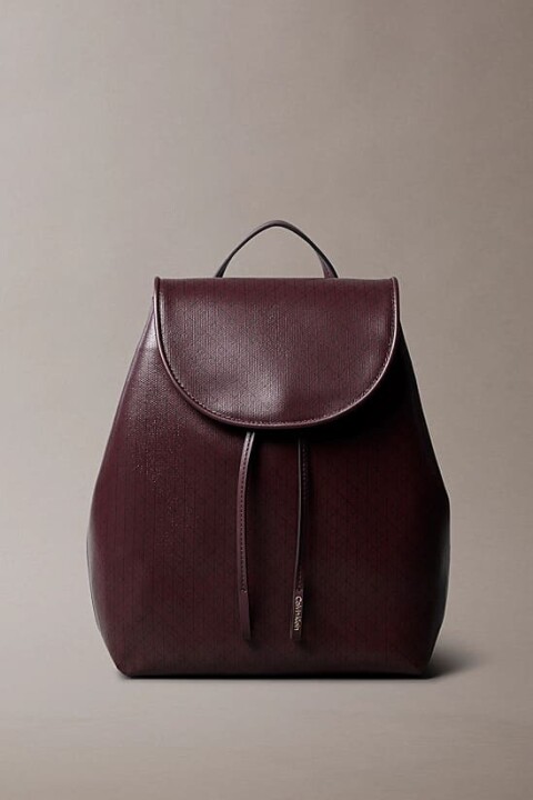 Kadın Kapaklı ve Büzgülü Monogram Desenli Sırt Çantası - Bordo - Calvin Klein