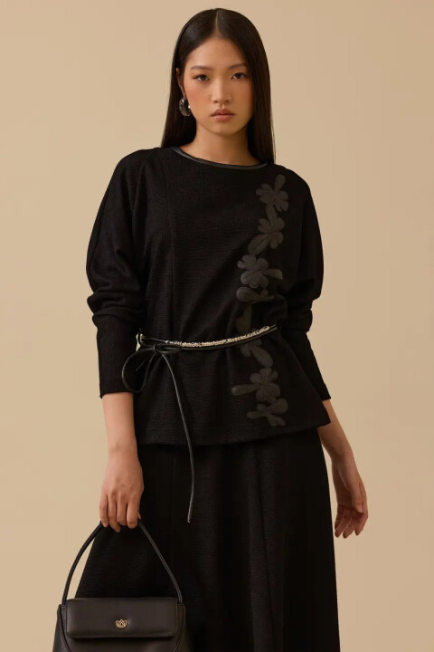 Kadın Kuşaklı Suni Deri Nakışlı Bluz - Siyah - Seçil