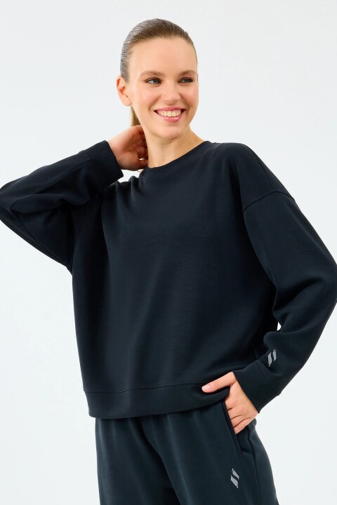 Kadın Lounge Loose Fit Modal Karışımlı Bisiklet Yaka Sweatshirt - Siyah - Skechers