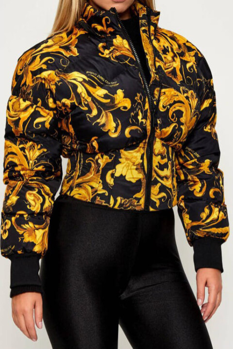 Kadın Regular Fit Barok Desenli Kürklü Kapüşonlu Crop Şişme Mont - Siyah/Altın Sarısı - Versace